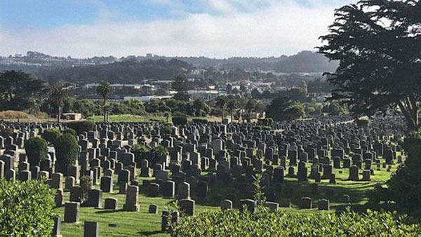 骨灰存放架 这个小镇的居民不到2千人，却有150万座坟墓